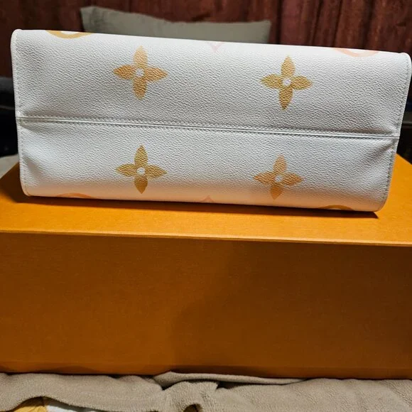 Louis Vuitton Poolside On the Go Bag - Picture 5 of 5
